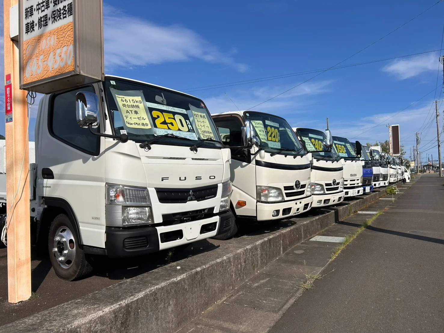 展示場に並ぶ中古トラック