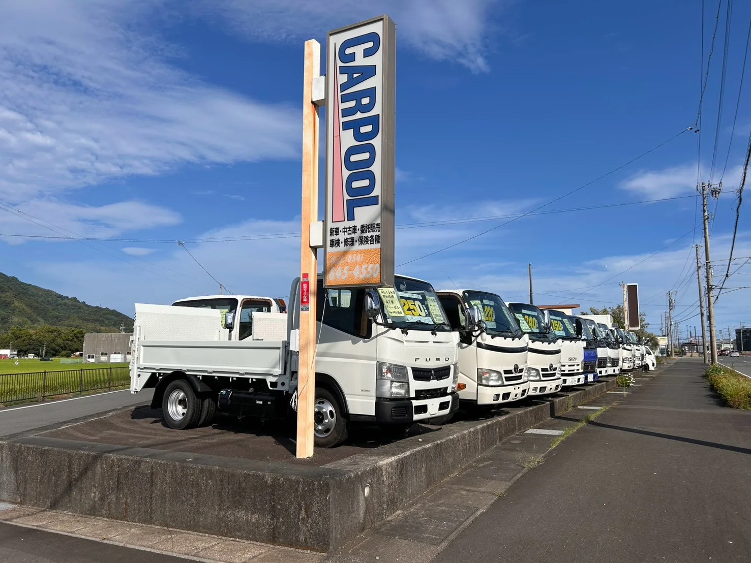 展示場に並ぶ中古トラック
