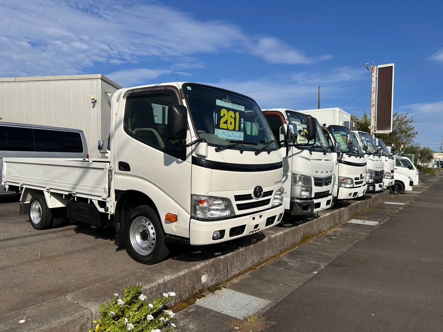 展示ヤードに並ぶ中古トラック